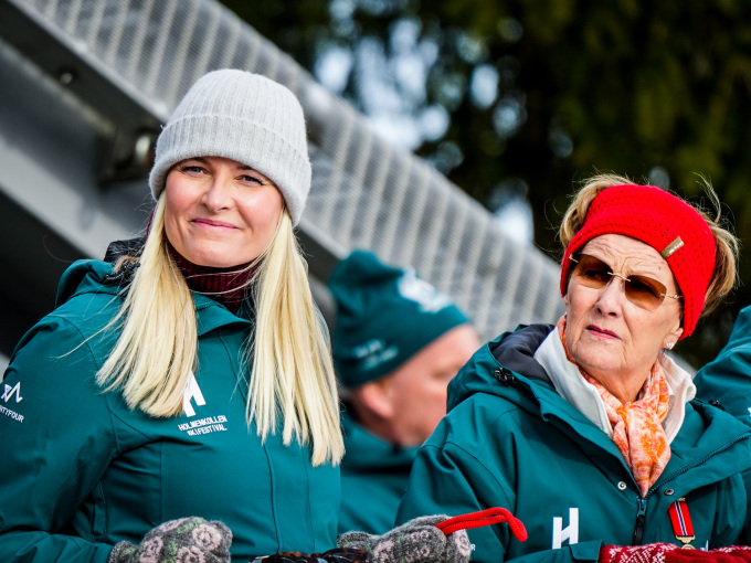 Kronprinsesse Mette-Marit og Dronning Sonja følger kvinnenes Raw Air-finale i Holmenkollen. Foto: Lise Åserud, NTB